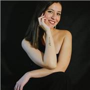 Apasionada por la música, con sólida formación vocal y trayectoria